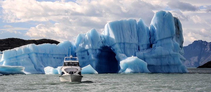 Barco-Estancia-Cristina-Lago-Argentina